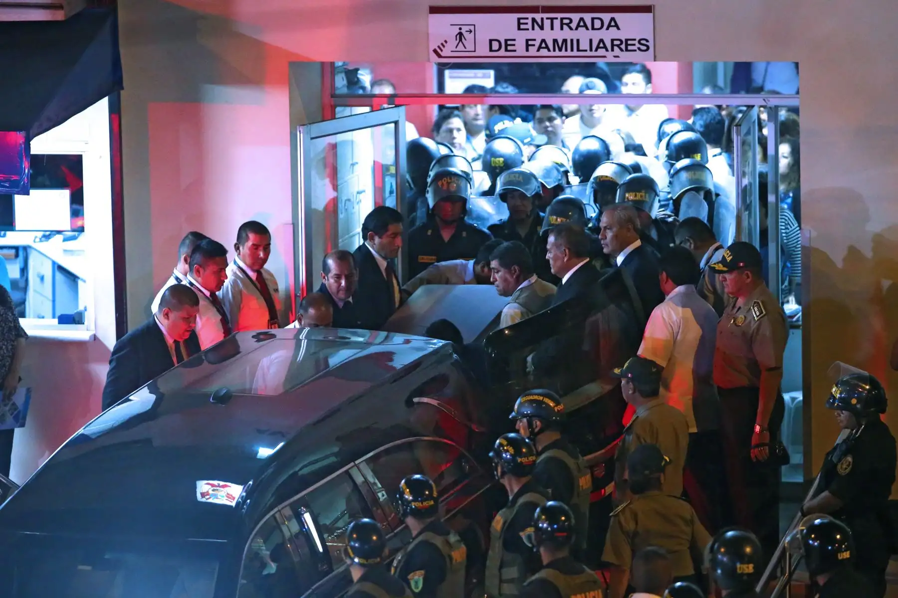 Féretro con los restos  del ex presidente Alan García sale del hospital Casimiro Ulloa rumbo a la Casa del Pueblo. Foto: ANDINA/ Vidal Tarqui