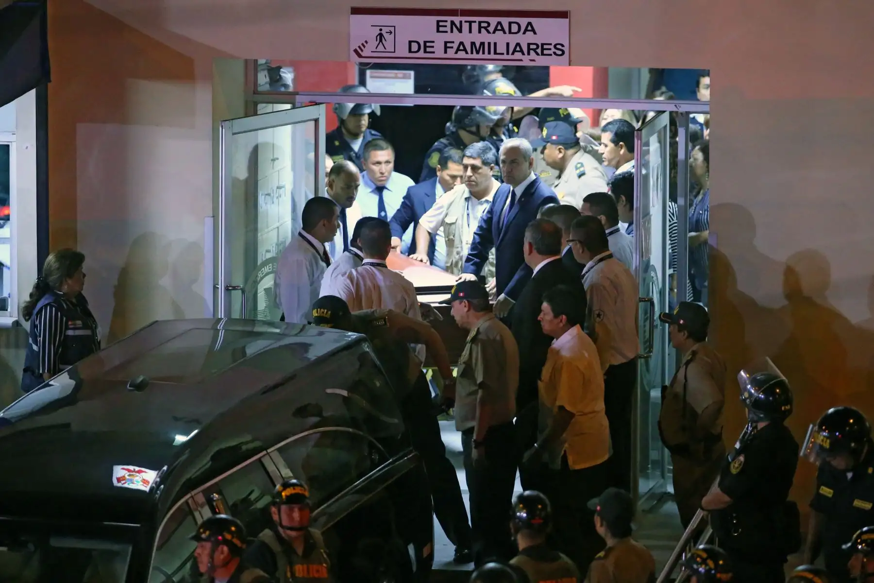 Féretro con los restos  del ex presidente Alan García sale del hospital Casimiro Ulloa rumbo a la Casa del Pueblo. Foto: ANDINA/ Vidal Tarqui