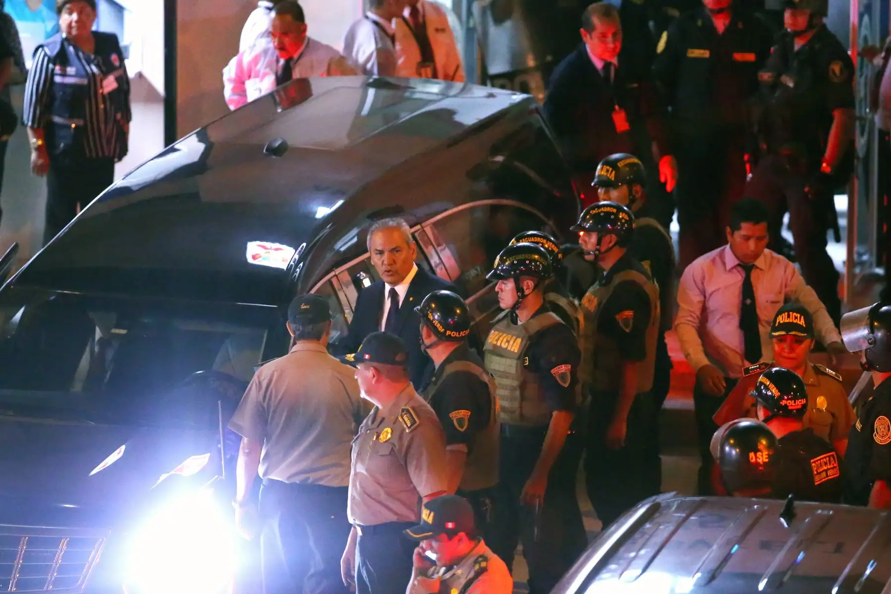 Féretro con los restos  del ex presidente Alan García sale del hospital Casimiro Ulloa rumbo a la Casa del Pueblo. Foto: ANDINA/ Vidal Tarqui