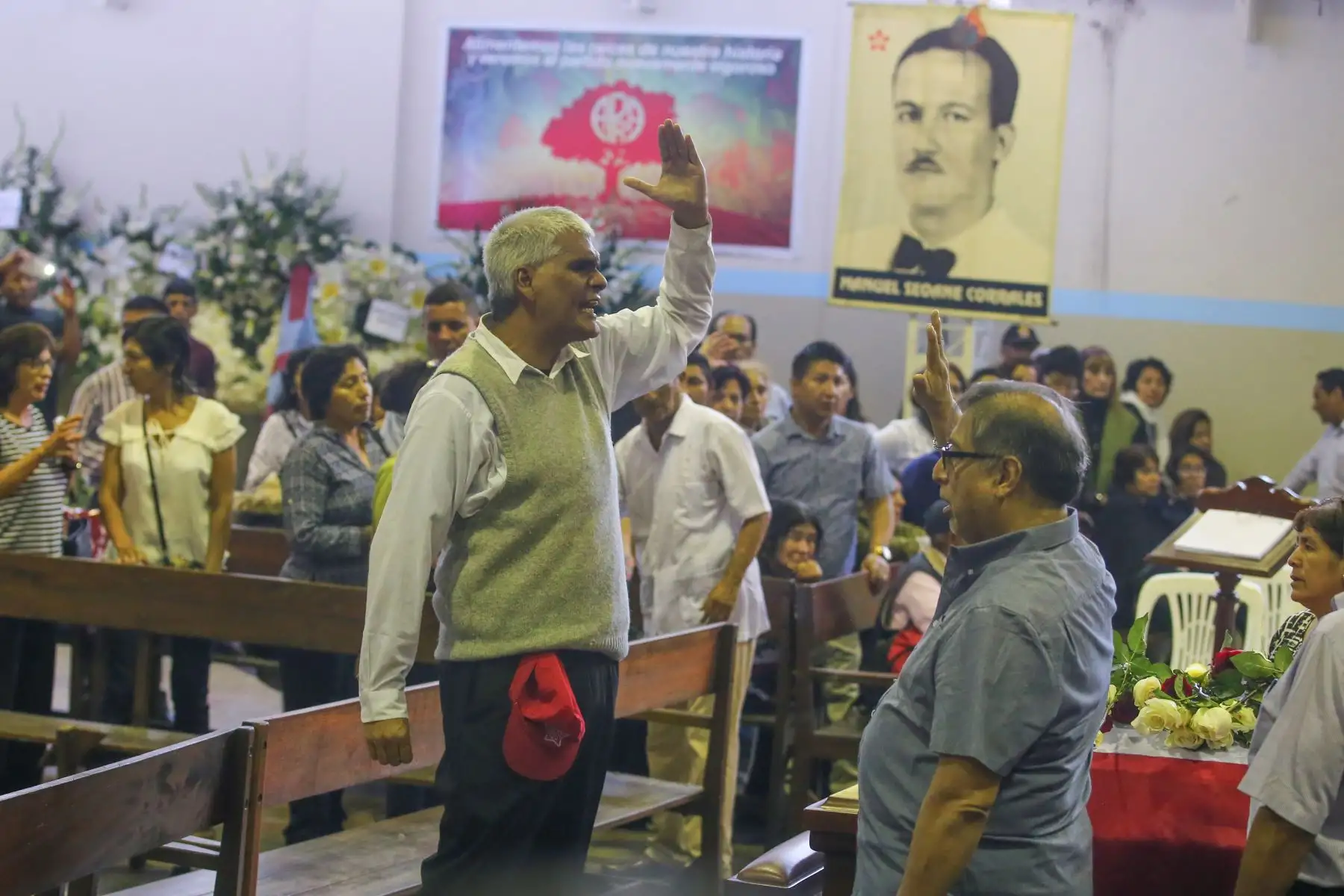 Partidarios y simpatizantes llegan al Aula Magna de la "Casa del Pueblo" para darle el último adiós al expresidente Alan García. Foto: ANDINA/ Vidal Tarqui