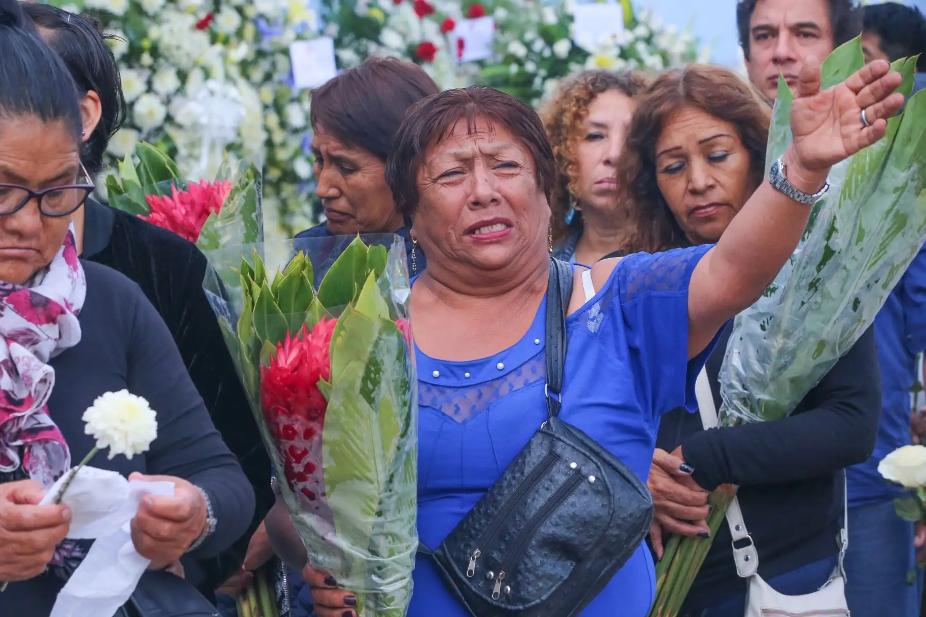 Partidarios y simpatizantes llegan al Aula Magna de la "Casa del Pueblo" para darle el último adiós al expresidente Alan García. Foto: ANDINA/ Vidal Tarqui