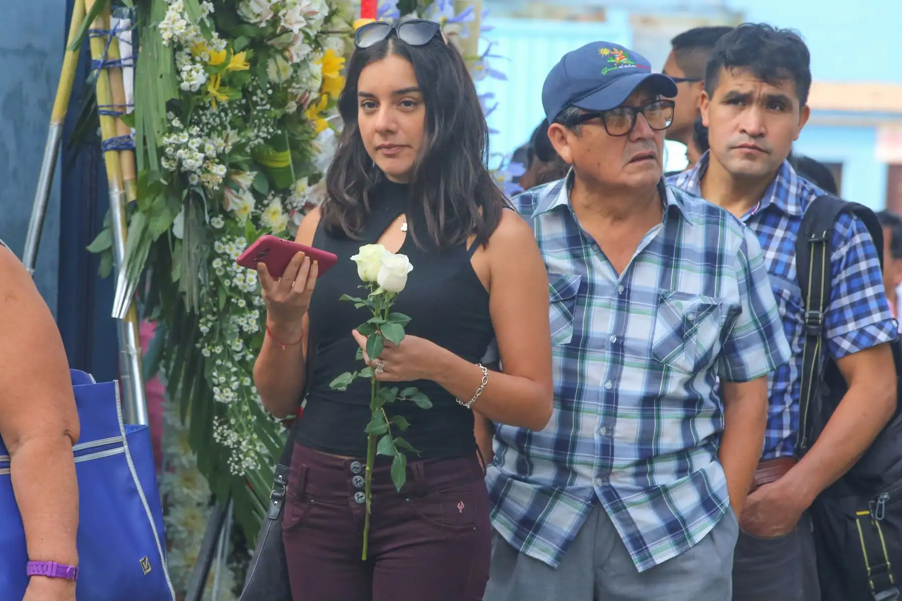 Partidarios y simpatizantes llegan al Aula Magna de la "Casa del Pueblo" para darle el último adiós al expresidente Alan García. Foto: ANDINA/ Vidal Tarqui