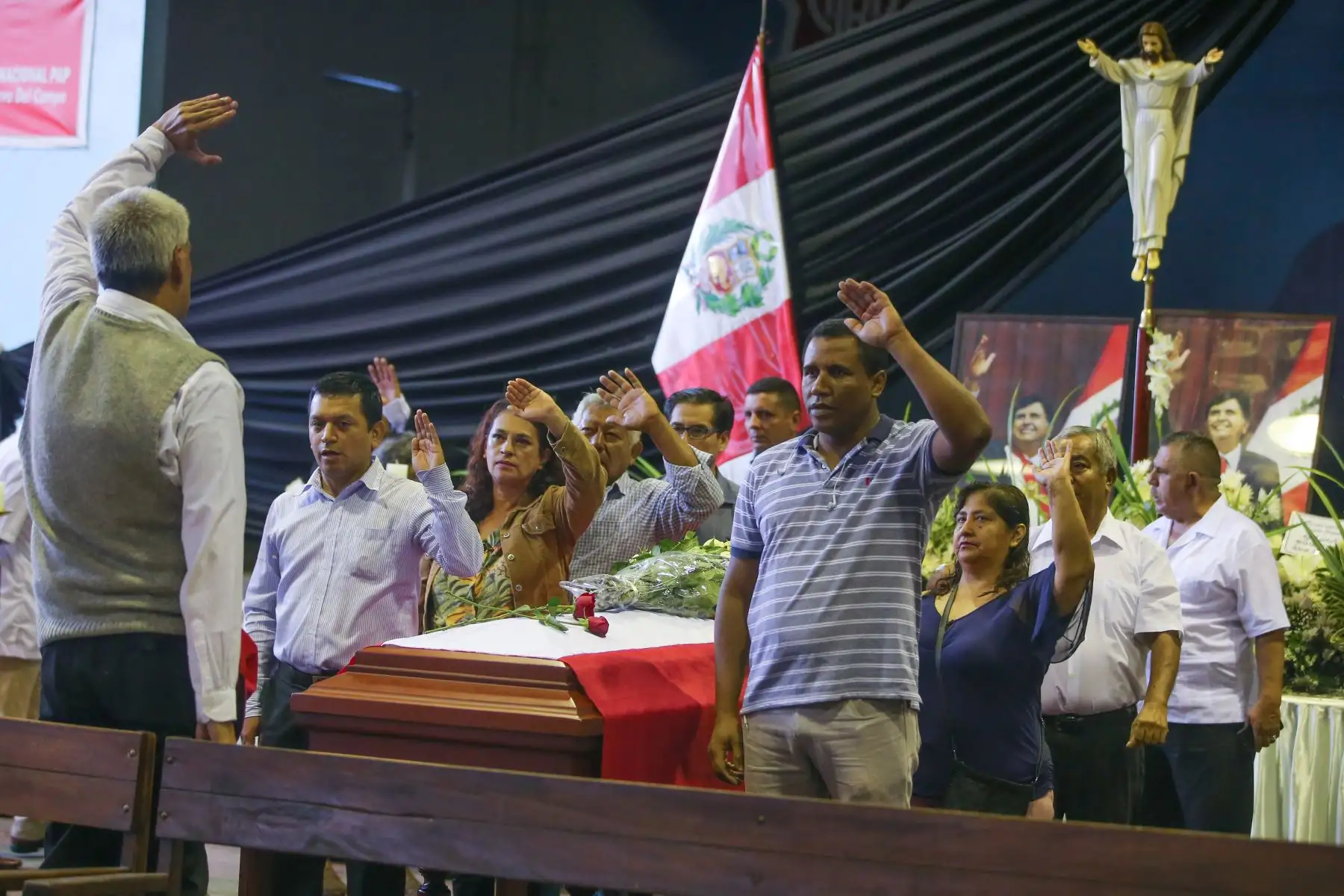 Partidarios y simpatizantes llegan al Aula Magna de la "Casa del Pueblo" para darle el último adiós al expresidente Alan García. Foto: ANDINA/ Vidal Tarqui