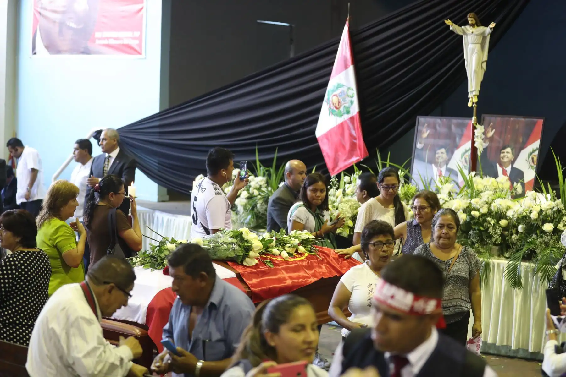 Partidarios y simpatizantes llegan al Aula Magna de la "Casa del Pueblo" para darle el último adiós al expresidente Alan García. 

Foto: ANDINA/Juan Carlos Guzmán Negrini