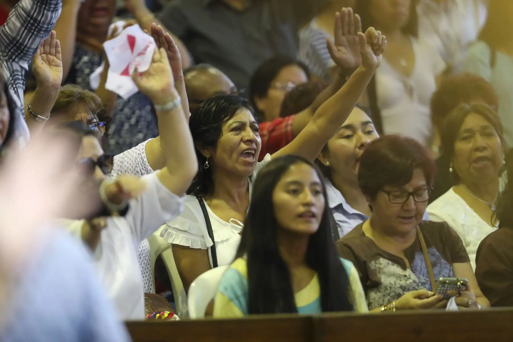 Partidarios y simpatizantes llegan al Aula Magna de la "Casa del Pueblo" para darle el último adiós al expresidente Alan García. 

Foto: ANDINA/Juan Carlos Guzmán Negrini