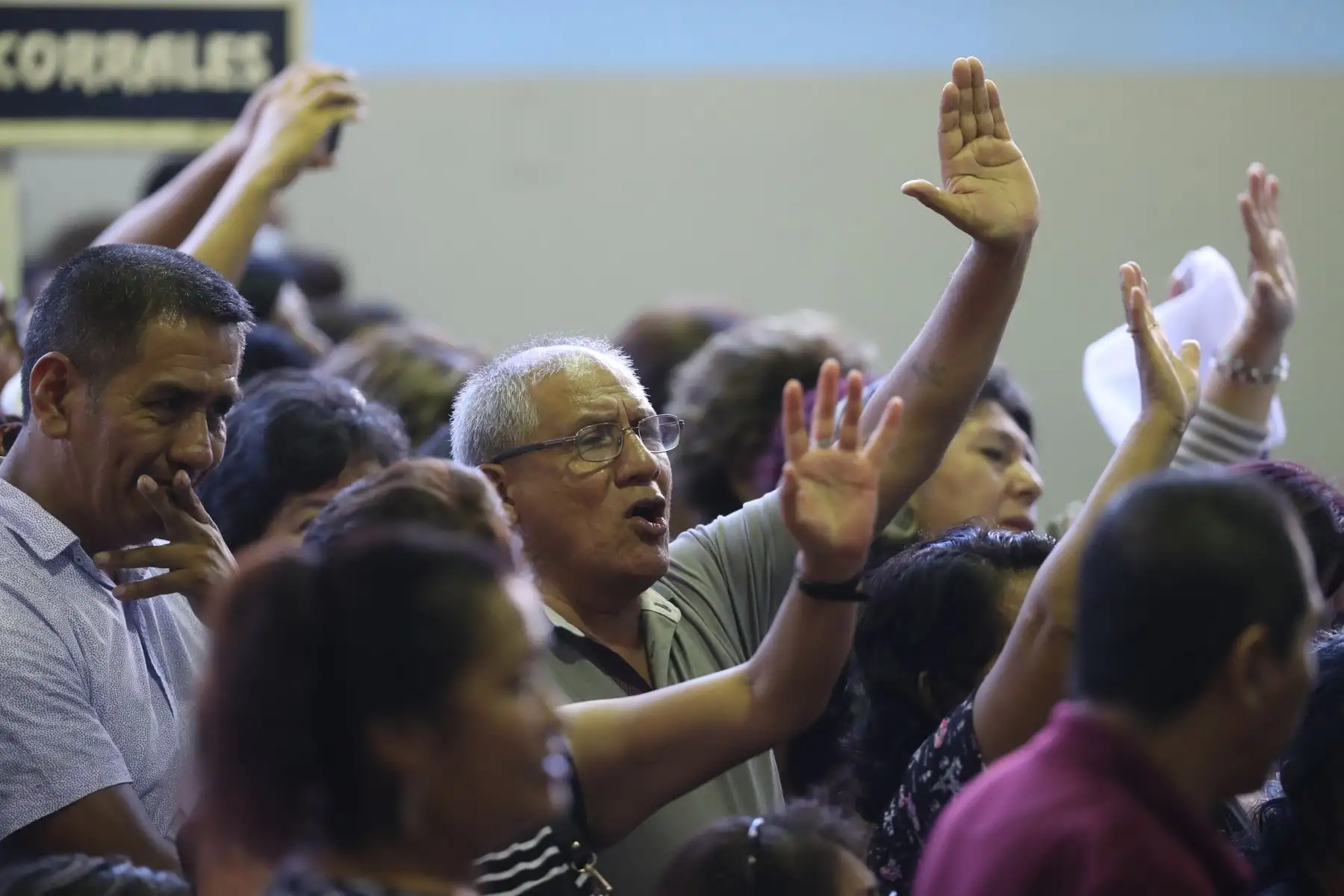 Partidarios y simpatizantes llegan al Aula Magna de la "Casa del Pueblo" para darle el último adiós al expresidente Alan García. 

Foto: ANDINA/Juan Carlos Guzmán Negrini