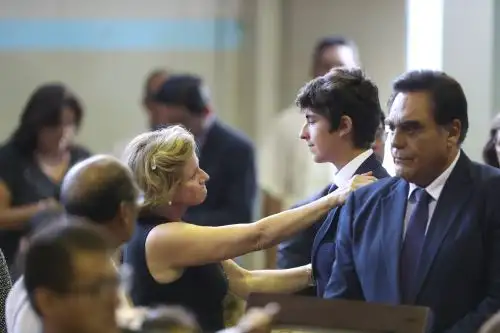 Federico Danton saluda a Pilar Nores durante el último adiós al expresidente Alan García.   Foto: ANDINA/Juan Carlos Guzmán Negrini