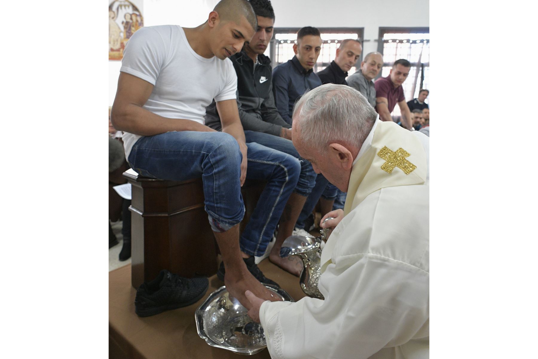 El papa Francisco lava los pies a los reclusos durante su visita a la prisión de Velletri, donde celebró una misa por el Jueves Santo en Roma, Italia. Foto: EFE