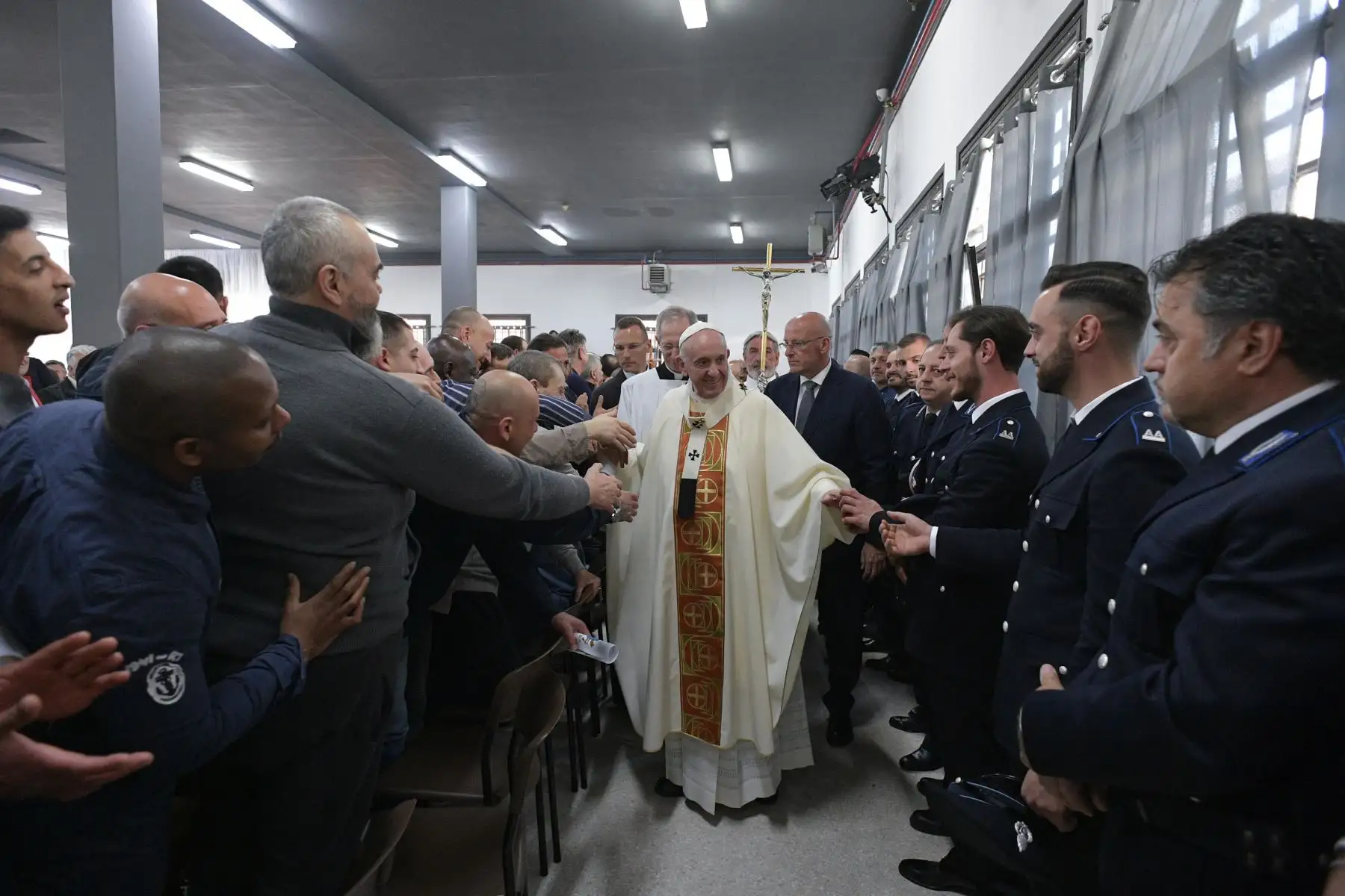 El papa Francisco lava los pies a los reclusos durante su visita a la prisión de Velletri, donde celebró una misa por el Jueves Santo en Roma, Italia. Foto: EFE