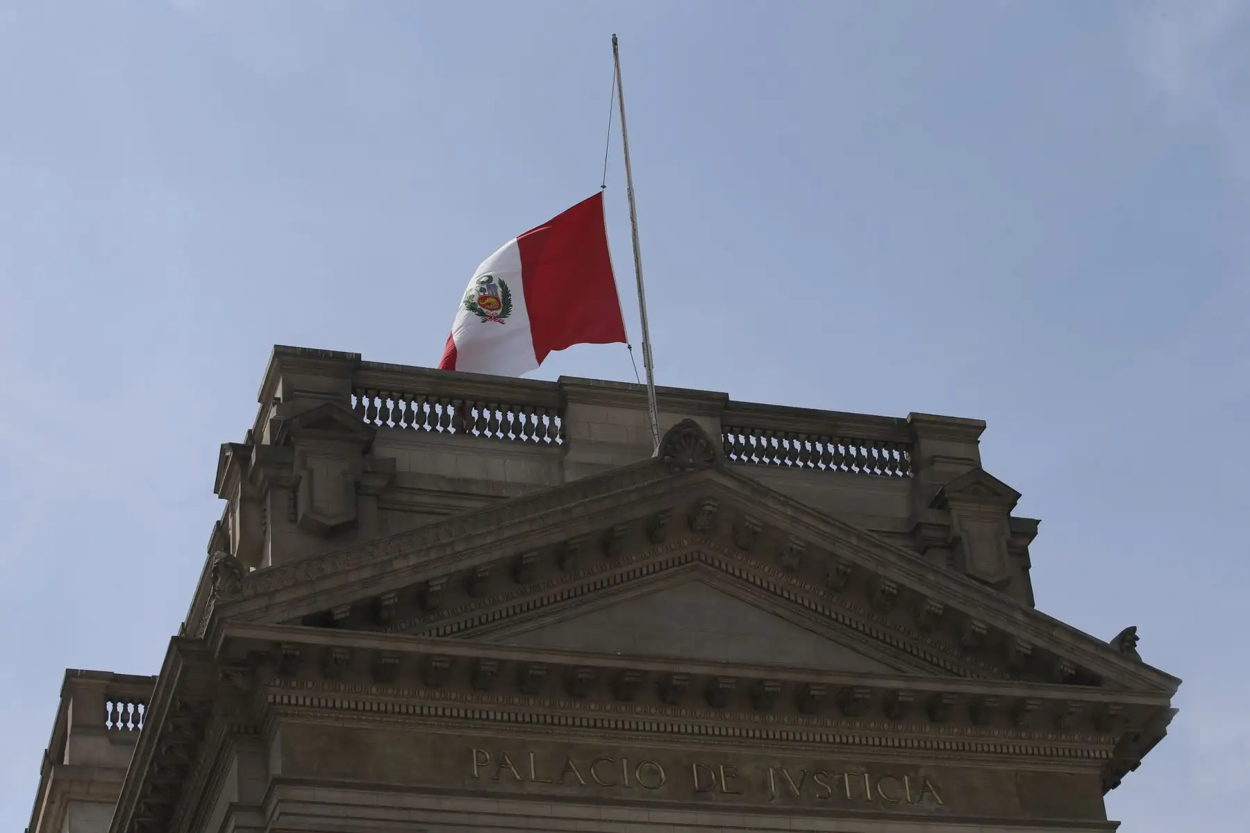 Instituciones Públicas con la Bandera de Perú a media asta con motivo del fallecimiento del ExPresidente Alan Garcia. Palacio de Justicia. Foto: ANDINA/Nathalie Sayago