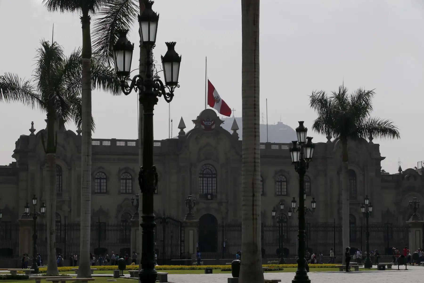 Instituciones Públicas con la Bandera de Perú a media asta con motivo del fallecimiento del ExPresidente Alan Garcia. Palacio de Gobierno. Foto: ANDINA/Nathalie Sayago