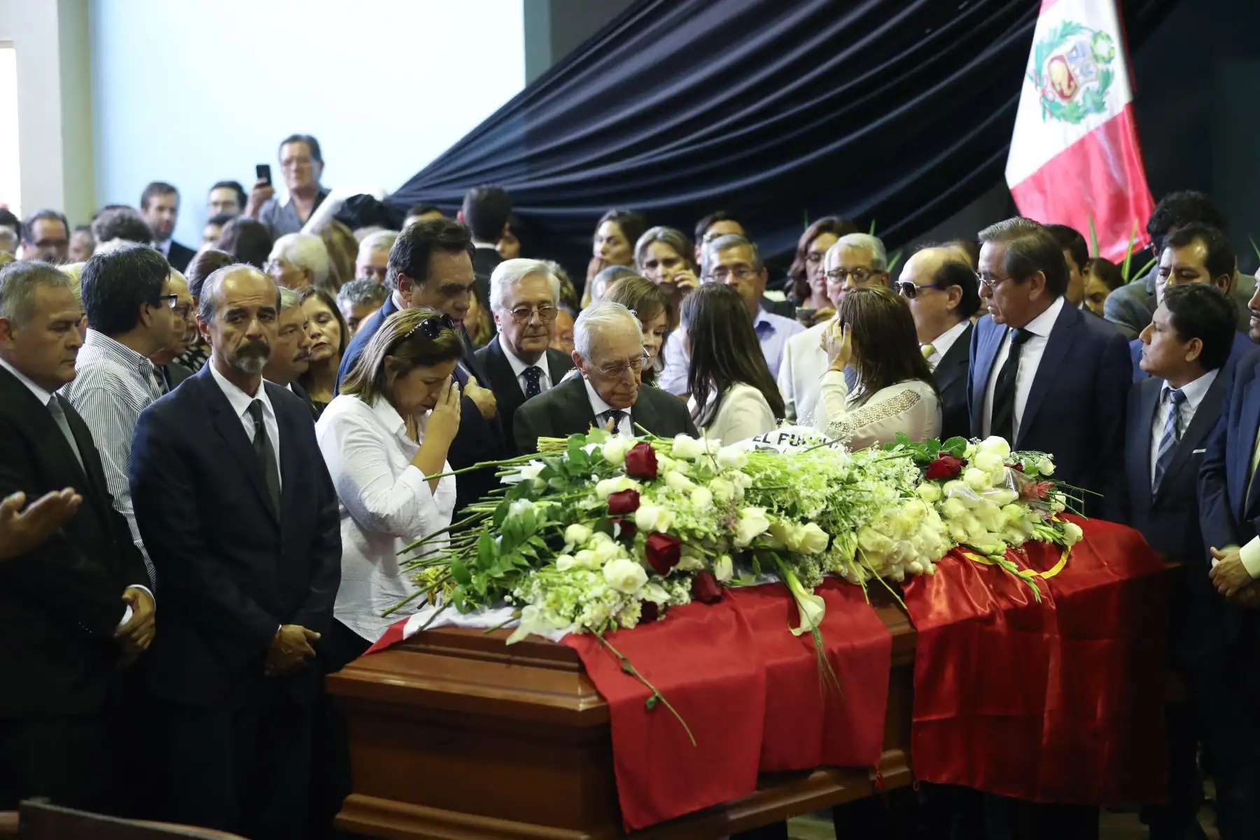 Luis Bedoya Reyes llega a la "Casa del Pueblo" para darle el último adiós al expresidente.

Foto: ANDINA/Juan Carlos Guzmán Negrini.