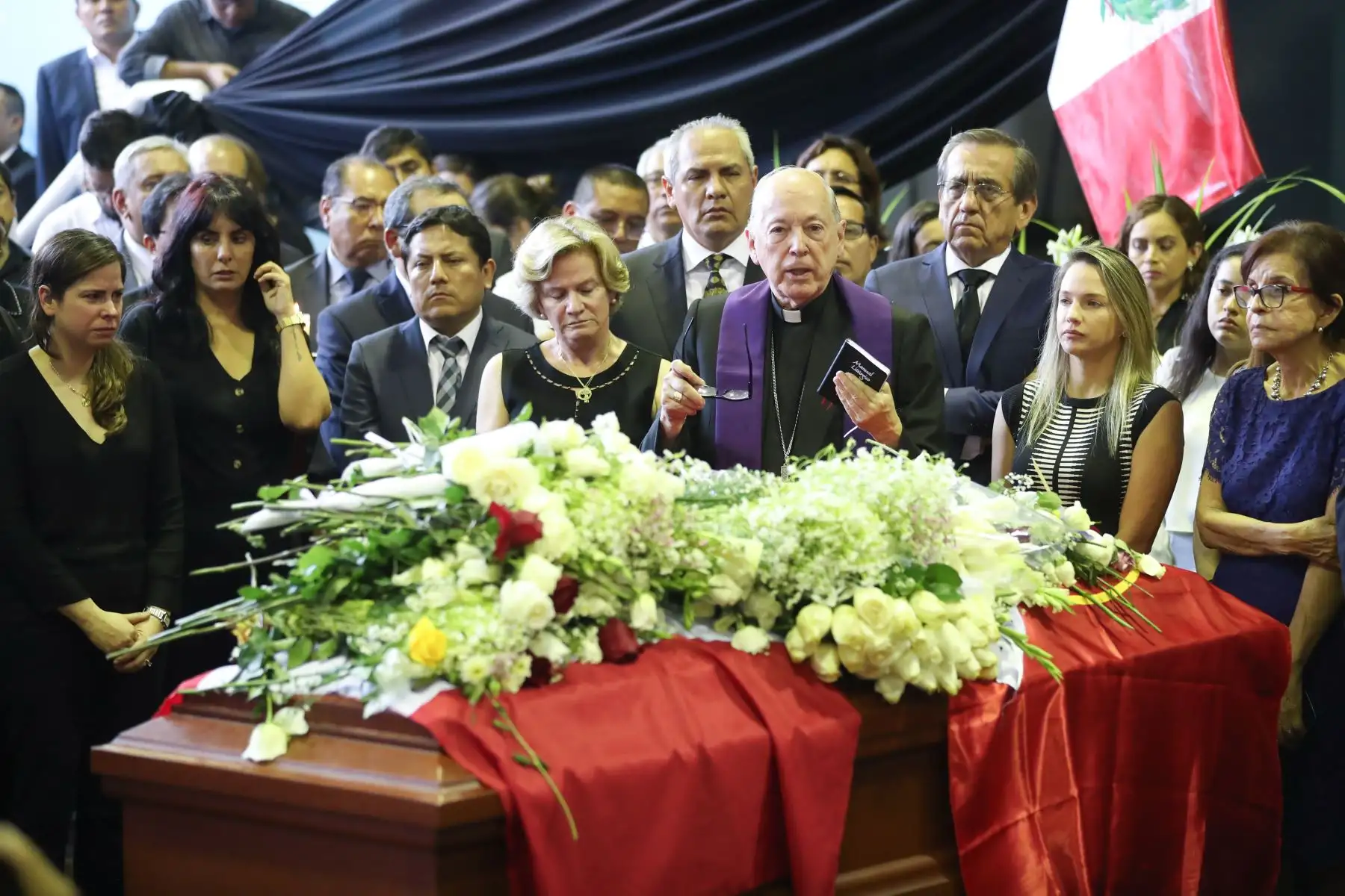 Juan Luis Cipriani llega a la "Casa del Pueblo" para darle el último adiós al expresidente.

Foto: ANDINA/Juan Carlos Guzmán Negrini.
