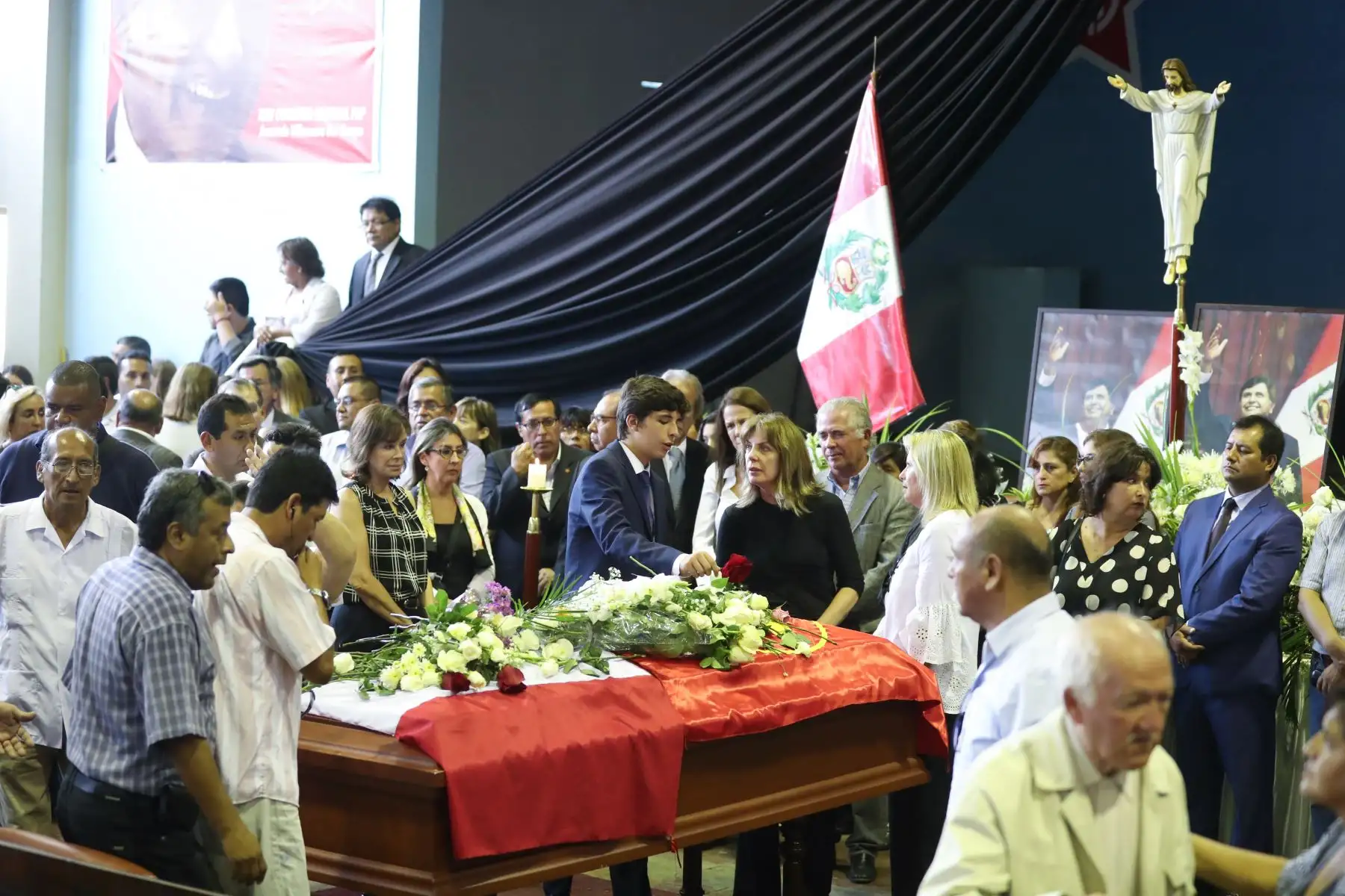 Roxana Chessman y Federico Danton García llegan a la "Casa del Pueblo" para darle el último adiós al expresidente.

Foto: ANDINA/Juan Carlos Guzmán Negrini.