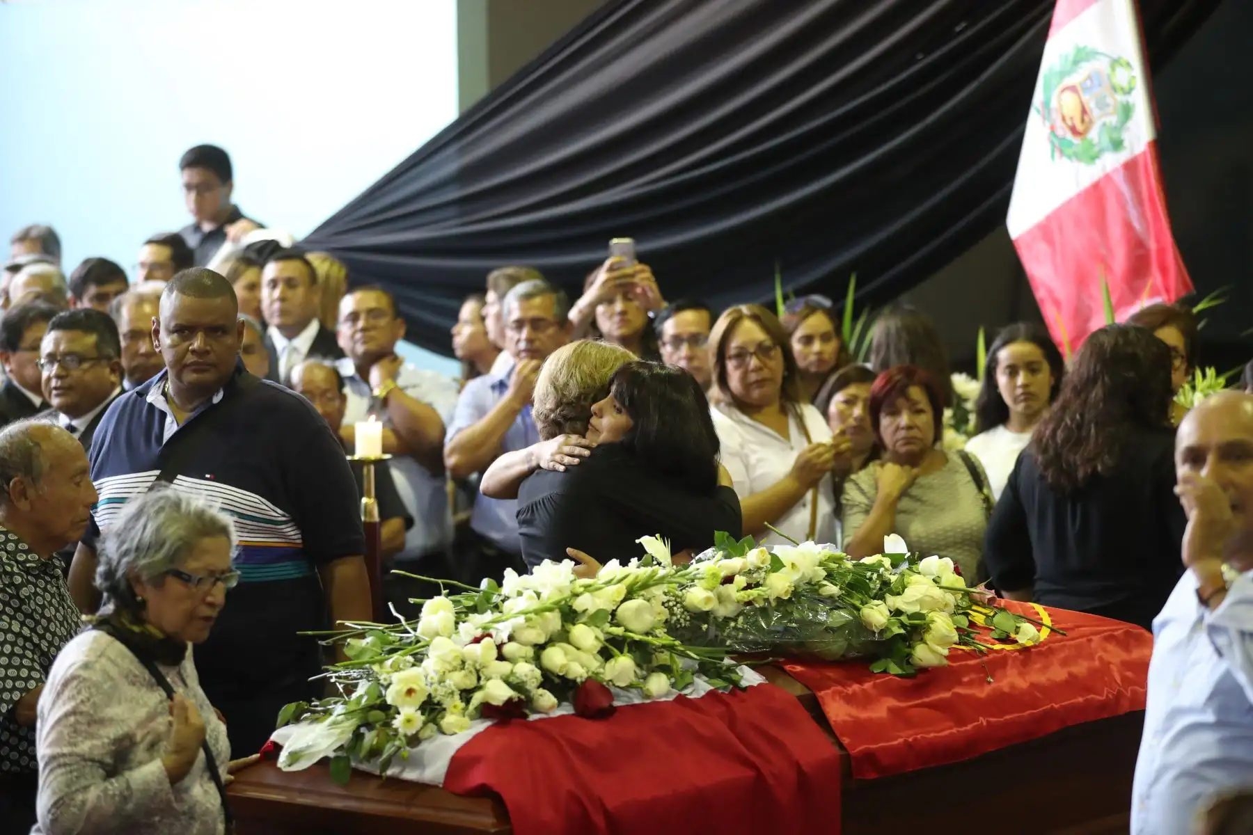 Carla García llega a la "Casa del Pueblo" para darle el último adiós al expresidente.

Foto: ANDINA/Juan Carlos Guzmán Negrini.