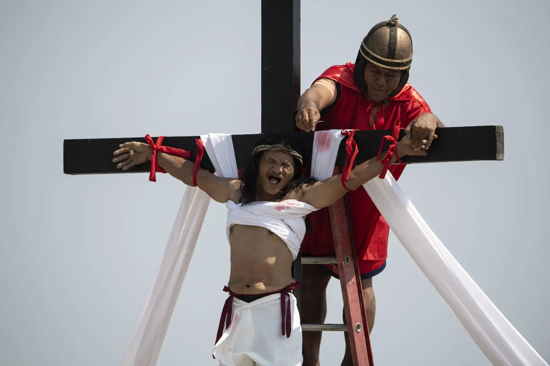 Un penitente filipino representa la crucifixión de Jesucristo con motivo de la celebración del Viernes Santo en San Pedro Cutud, en la provincia de Pampanga, Filipinas. 

Foto: AFP