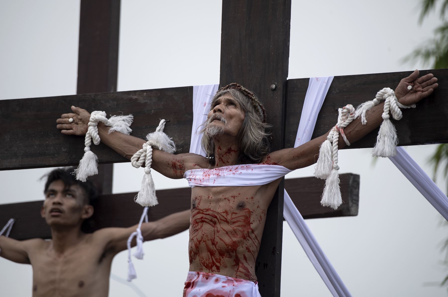Un devoto filipino is crucificado durante la representación de la pasión de Cristo
Foto: AFP