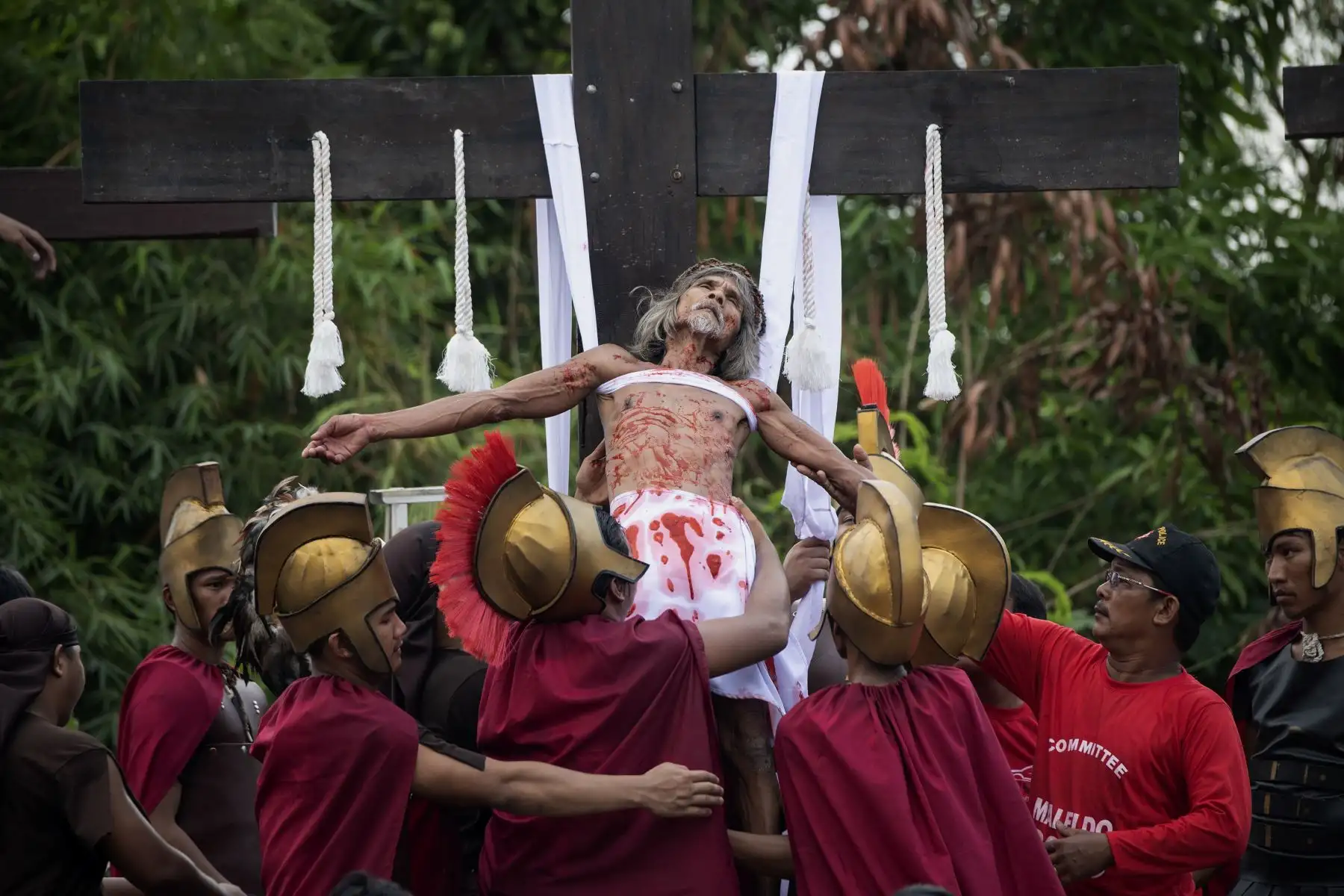 Un devoto filipino is crucificado durante la representación de la pasión de Cristo
Foto: AFP