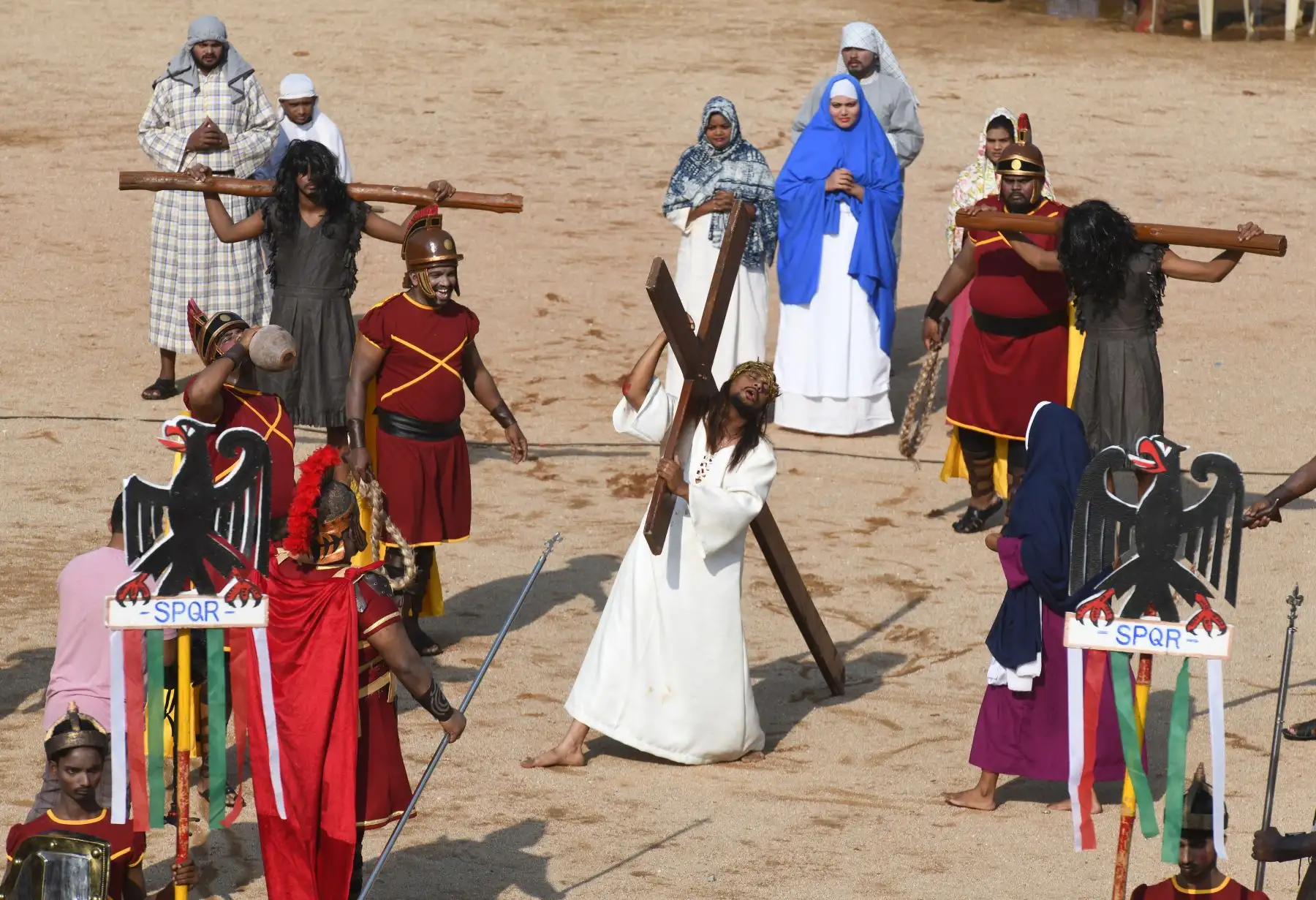 Los católicos indios recrean la crucifixión de Jesucristo en la Iglesia de la Sagrada Familia en Secunderabad, la ciudad gemela de Hyderabad el 19 de abril de 2019

Foto: AFP