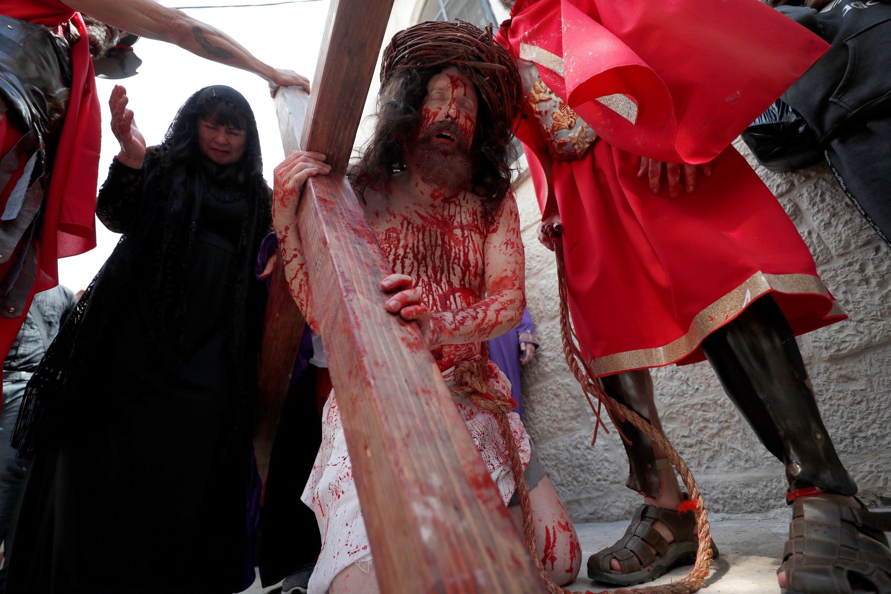 Un devoto representa el vía crucis de Jesús durante la procesión por el Viernes Santo en Jerusalén, Israel. EFE/ Atef Safadi

Foto: EFE