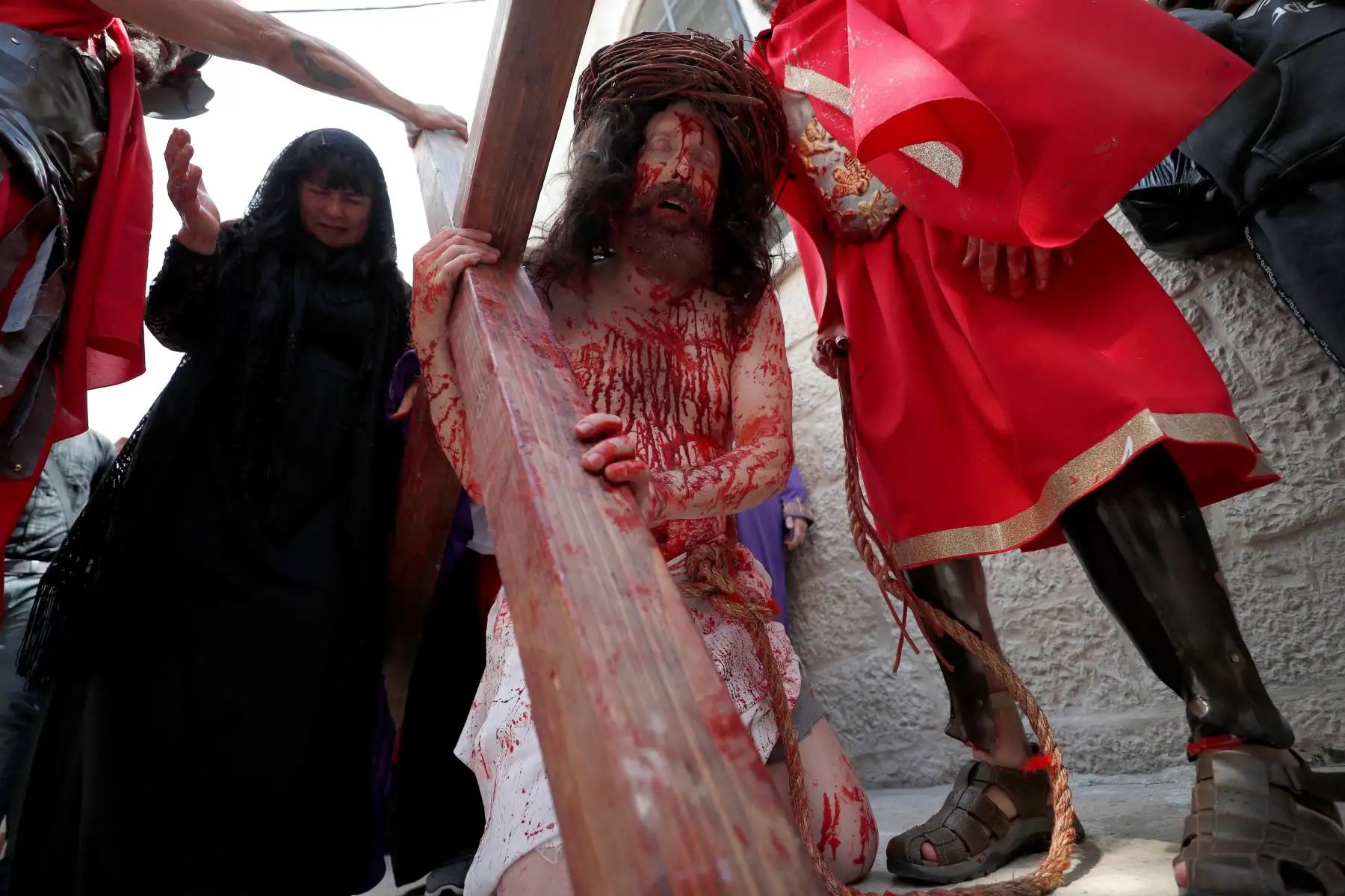 Un devoto representa el vía crucis de Jesús durante la procesión por el Viernes Santo en Jerusalén, Israel. EFE/ Atef Safadi

Foto: EFE