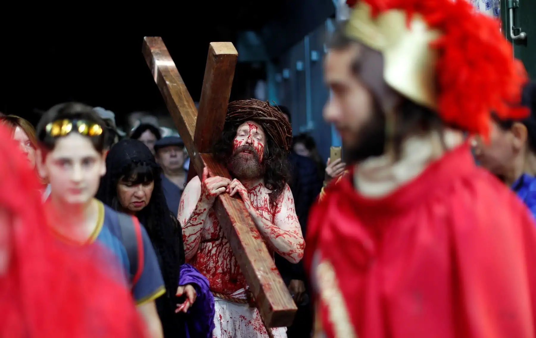 Un devoto representa el vía crucis de Jesús durante la procesión por el Viernes Santo en Jerusalén, Israel. EFE/ Atef Safadi

Foto: EFE