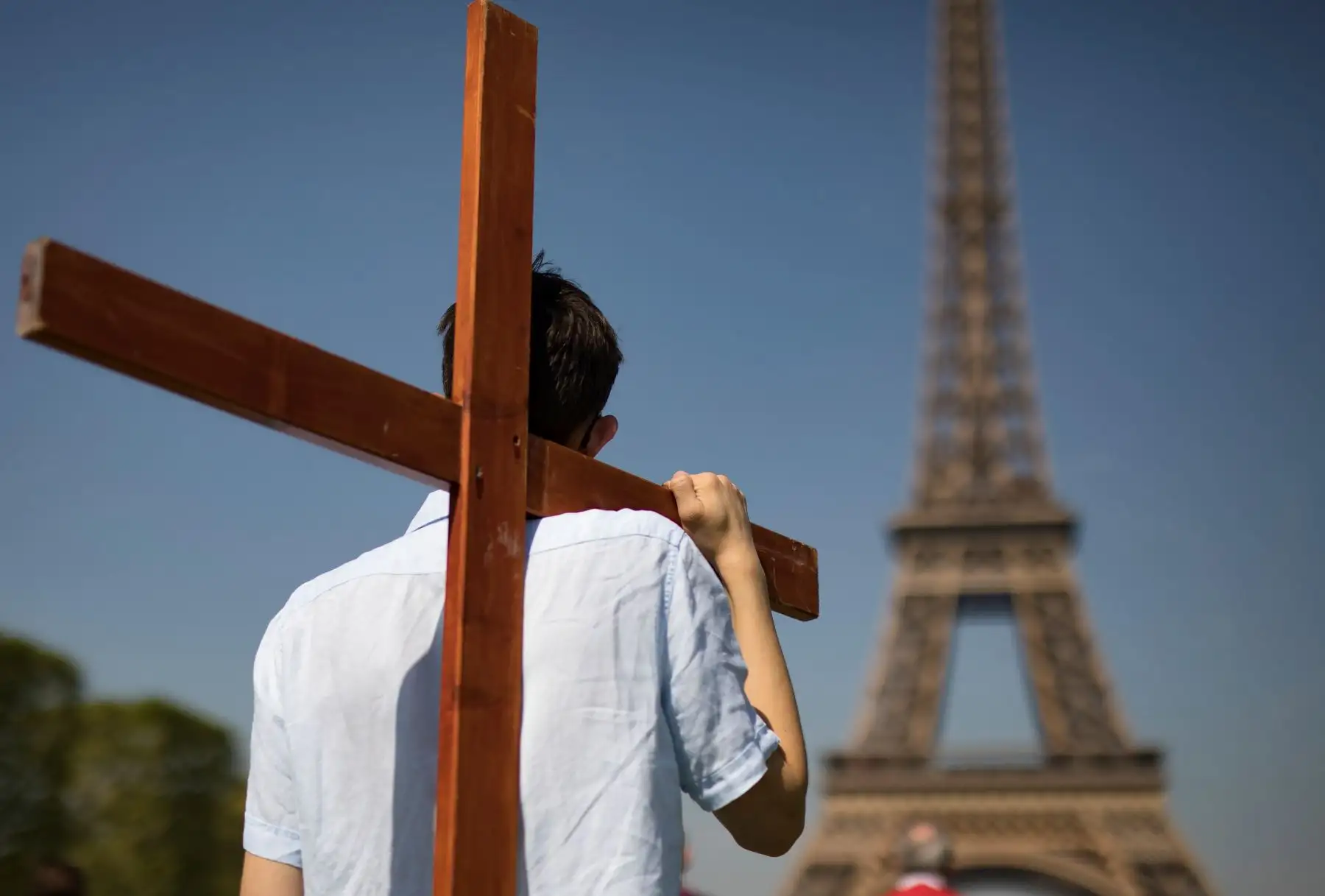 Creyentes participan en una ceremonia junto a al Torre Eiffel en ParÌs (Francia) este Viernes Santo. EFE/ Ian Langsdon
