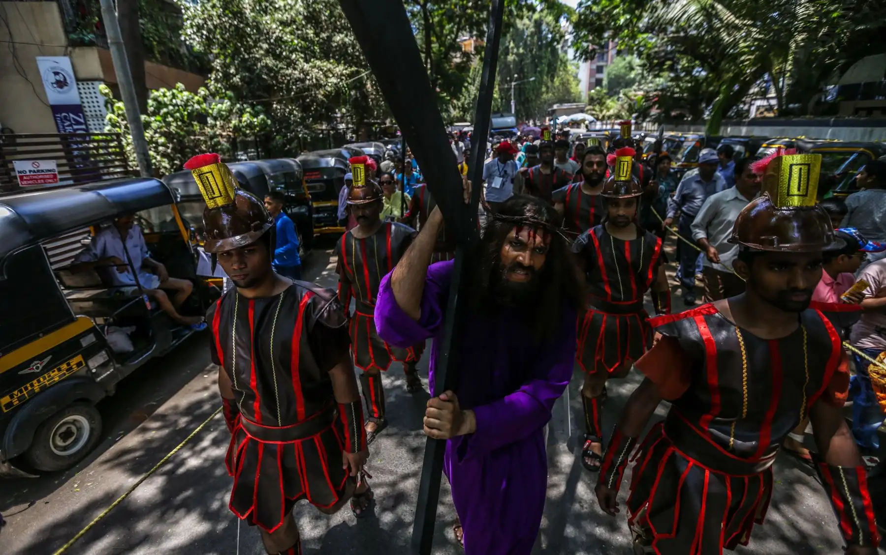 Un hombre interpreta el papel de Jesús en la representación de la Pasión de Cristo, este viernes, en Bombay (India). EFE/ Divyakant Solanki
Foto: EFE

Foto: EFE