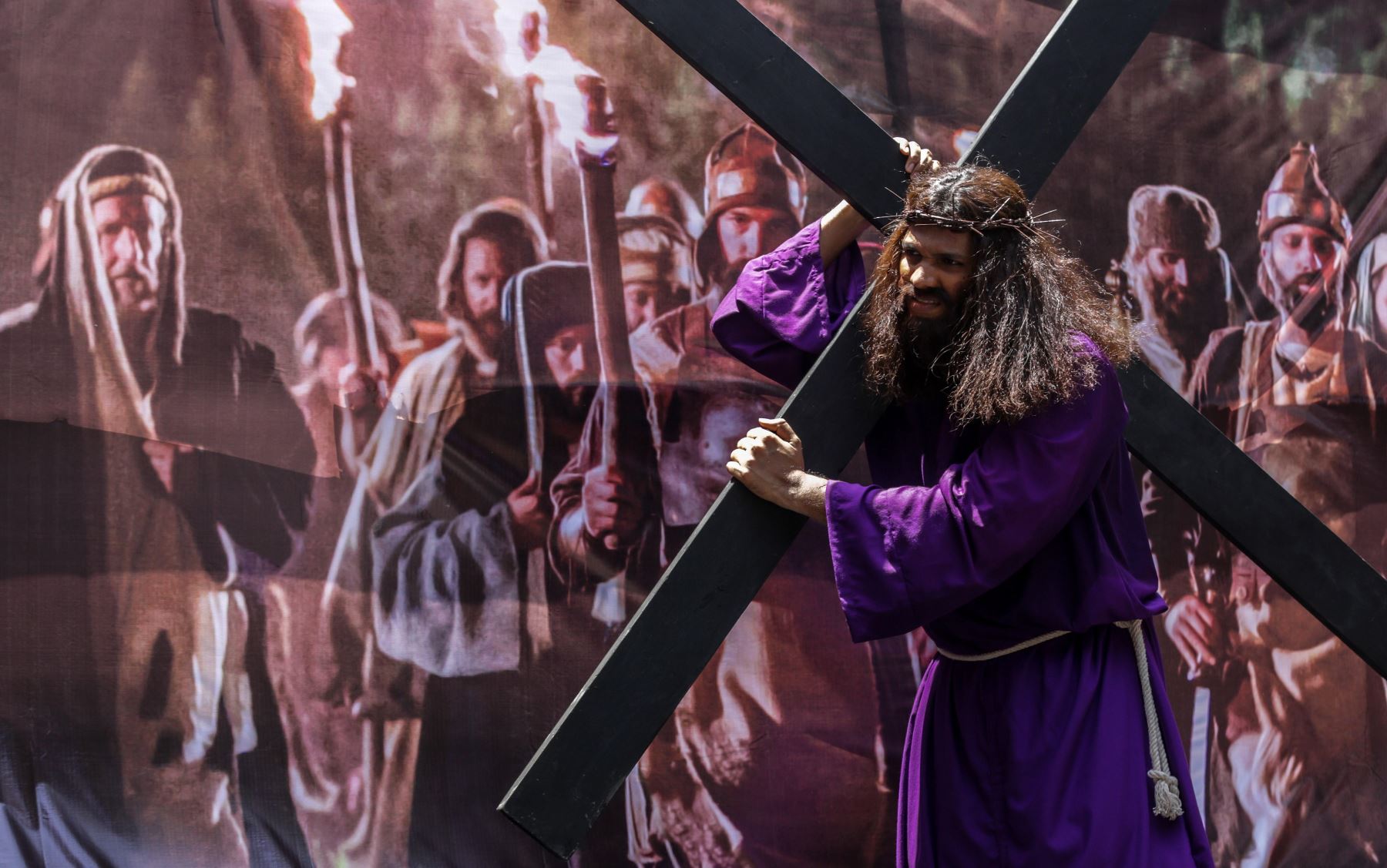 Un hombre interpreta el papel de Jesús en la representación de la Pasión de Cristo, este viernes, en Bombay (India). EFE/ Divyakant Solanki
Foto: EFE
