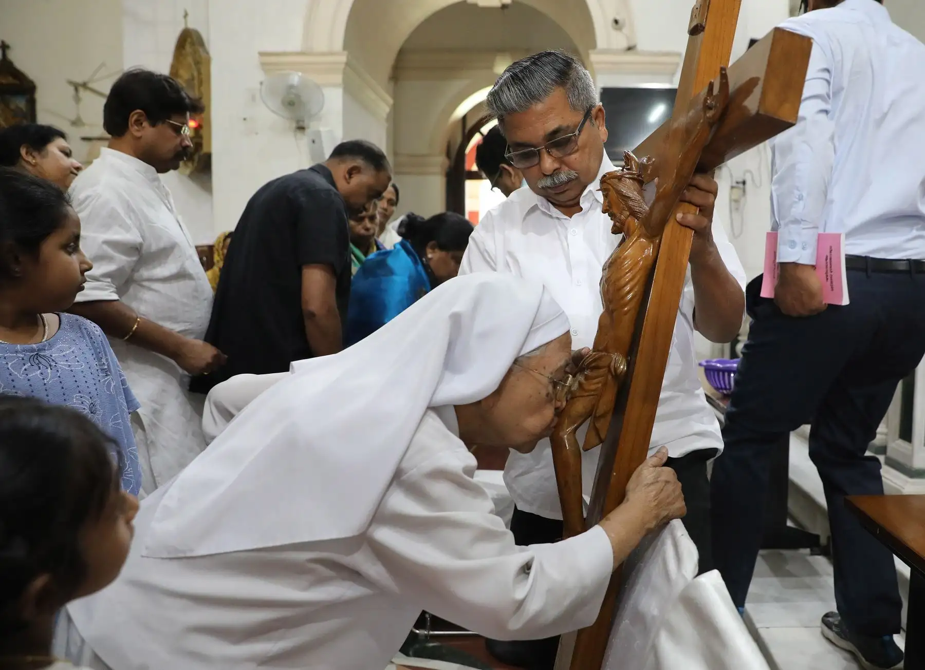 Una monja besa un crucifijo durante una misa celebrada este Viernes Santo en la catedral del Sagrado Corazón en Nueva Delhi (India). EFE/ Rajat Gupta

Foto: AFP