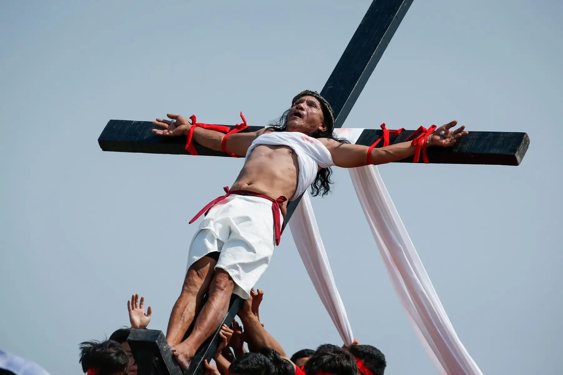 Un penitente filipino representa la crucifixión de Jesucristo con motivo de la celebración del Viernes Santo en San Pedro Cutud, en la provincia de Pampanga, Filipinas. EFE/ Mark R. Cristino

Foto: EFE