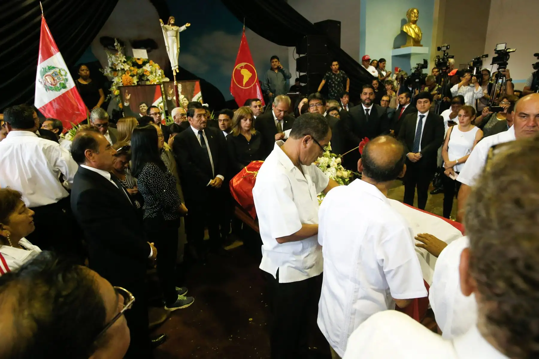 Continúan las exequias fúnebres del expresidente Alan García en la "Casa del Pueblo".

Foto:ANDINA Nathalie Sayago