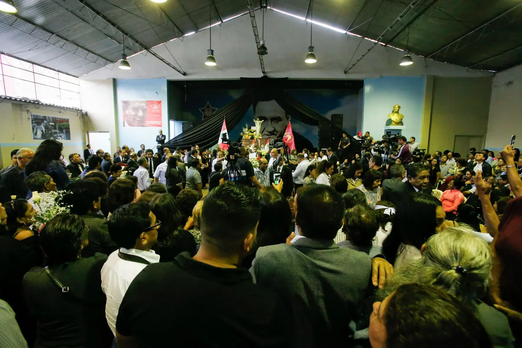 Continúan las exequias fúnebres del expresidente Alan García en la "Casa del Pueblo".
Foto:ANDINA Nathalie Sayago