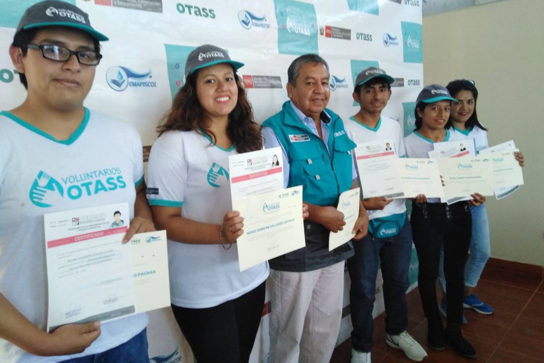 En merecida ceremonia se hizo un reconocimiento público a los nueve jóvenes universitarios de la primera promoción del Voluntariado OTASS-Emapisco, por su apoyo en favor del buen uso de los servicios de agua potable y alcantarillado.