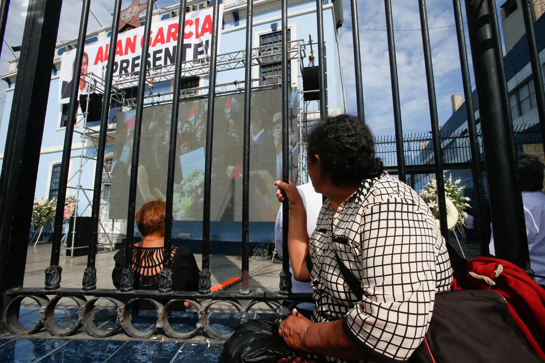 Continúan las exequias fúnebres del expresidente Alan García en la "Casa del Pueblo". 

Foto:ANDINA Nathalie Sayago