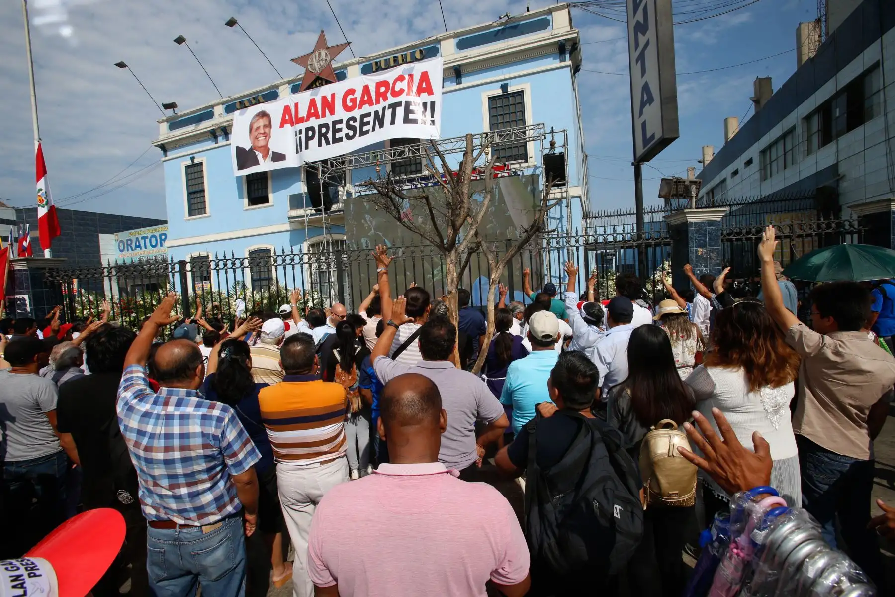 Continúan las exequias fúnebres del expresidente Alan García en la "Casa del Pueblo". 

Foto:ANDINA Nathalie Sayago