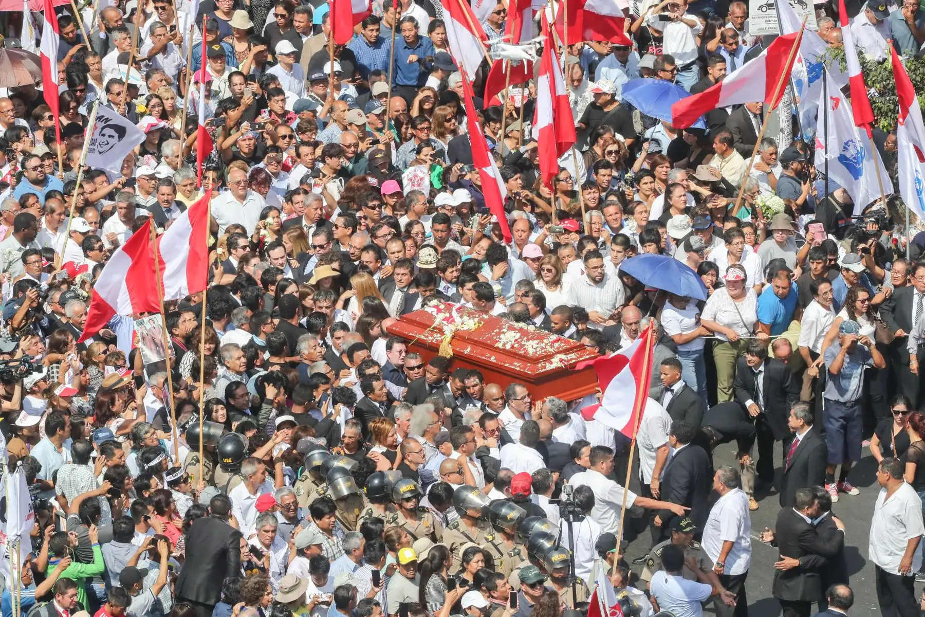 Restos del expresidente Alan García son trasladados a la Plaza 2 de Mayo

Foto: ANDINA/Juan Carlos Guzmán Negrini.