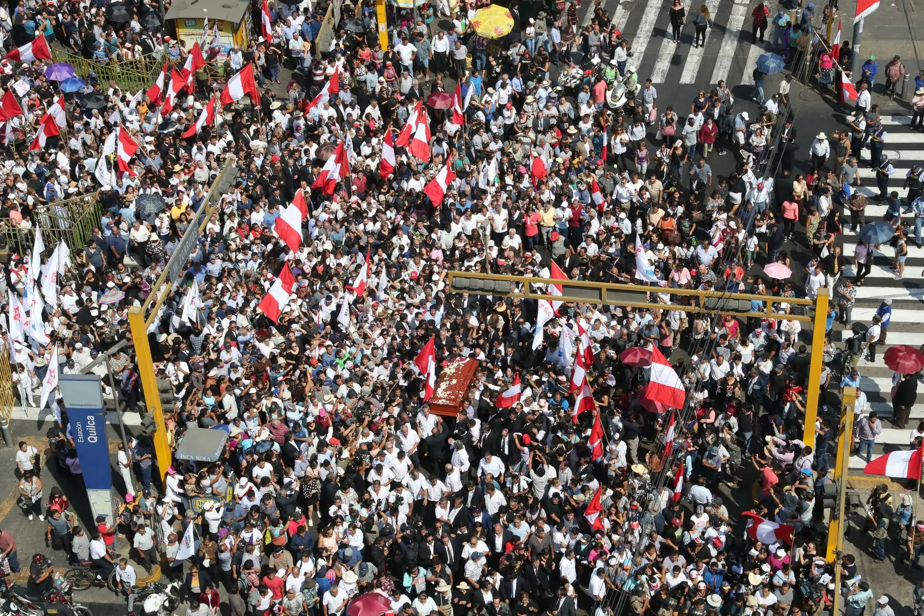 Restos del expresidente Alan García son trasladados a la Plaza 2 de Mayo

Foto: ANDINA/Juan Carlos Guzmán Negrini.