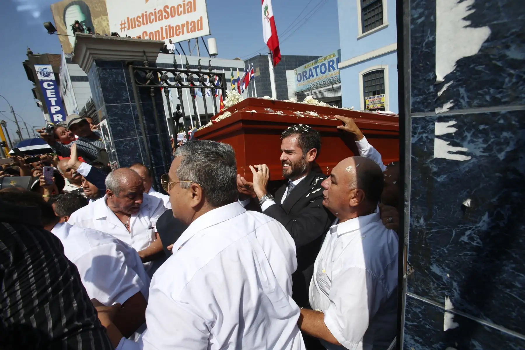 Restos del expresidente Alan García son trasladados a la Plaza 2 de Mayo

Foto: ANDINA/Nathalie Sayago