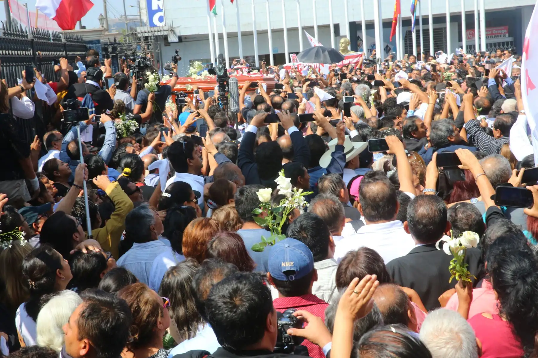 Restos del expresidente Alan García son trasladados a la Plaza 2 de Mayo

Foto: ANDINA/Vidal Tarqui
