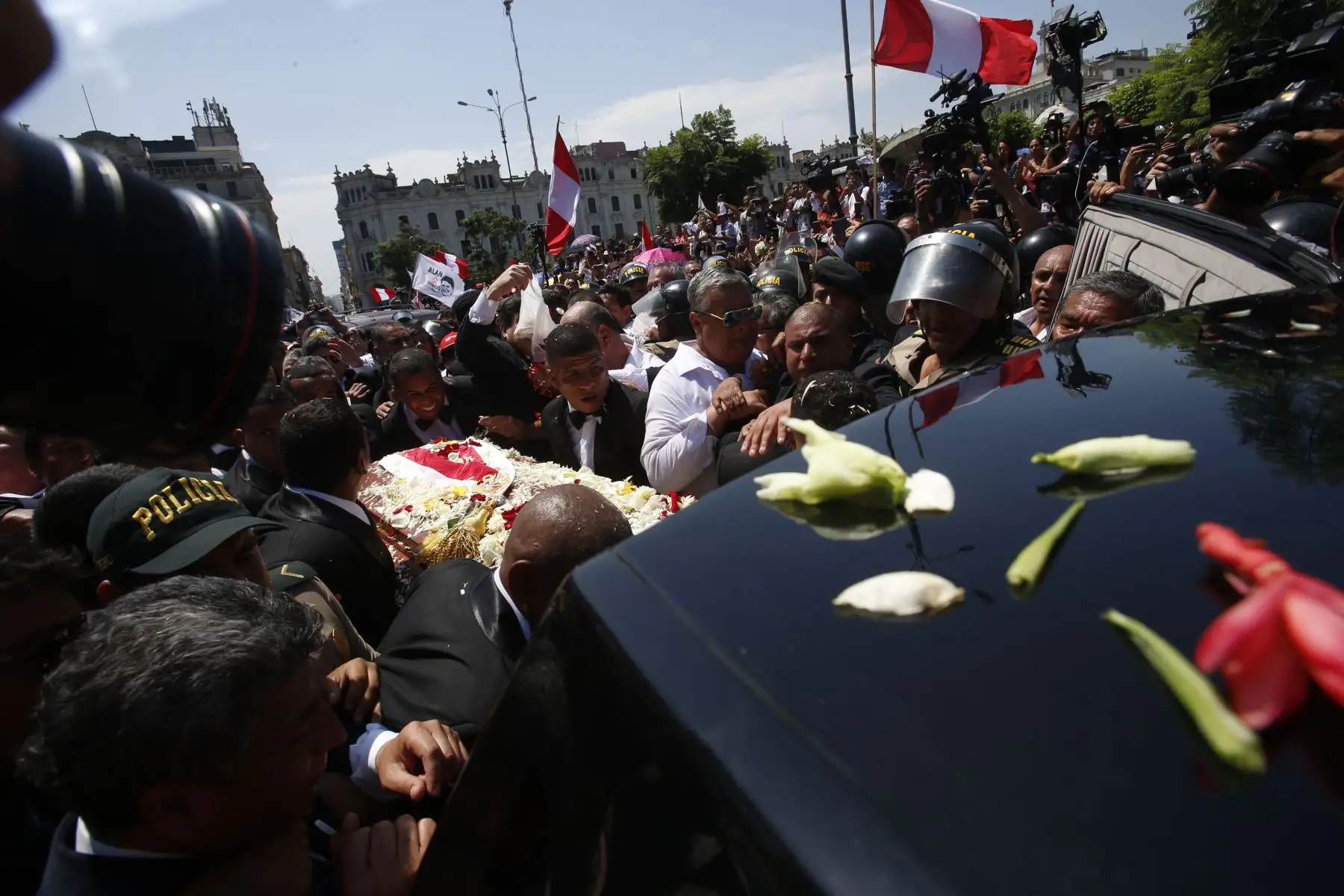 Restos del expresidente Alan García son trasladados al cementerio de Huachipa.

Foto: ANDINA: Nathalie Sayago.