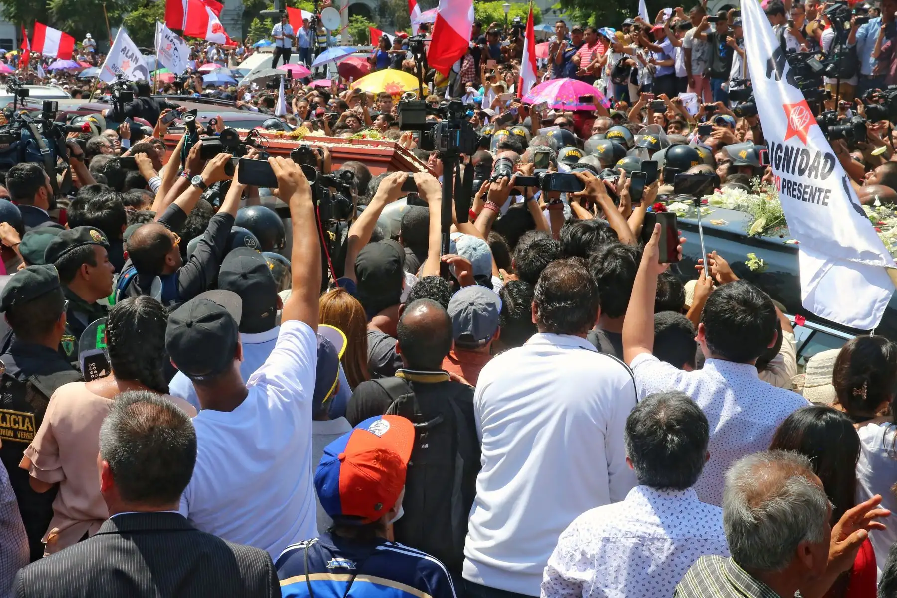 Restos del expresidente Alan García son trasladados a la Plaza San Martin. Foto: ANDINA/Vidal Tarqui