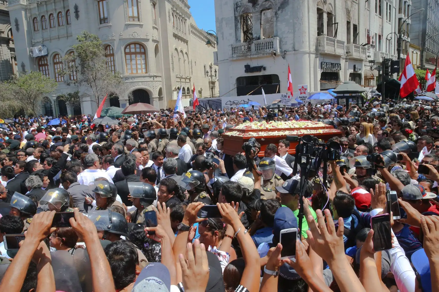 Restos del expresidente Alan García son trasladados al cementerio de Huachipa.

Foto: ANDINA: Vidal Tarqui