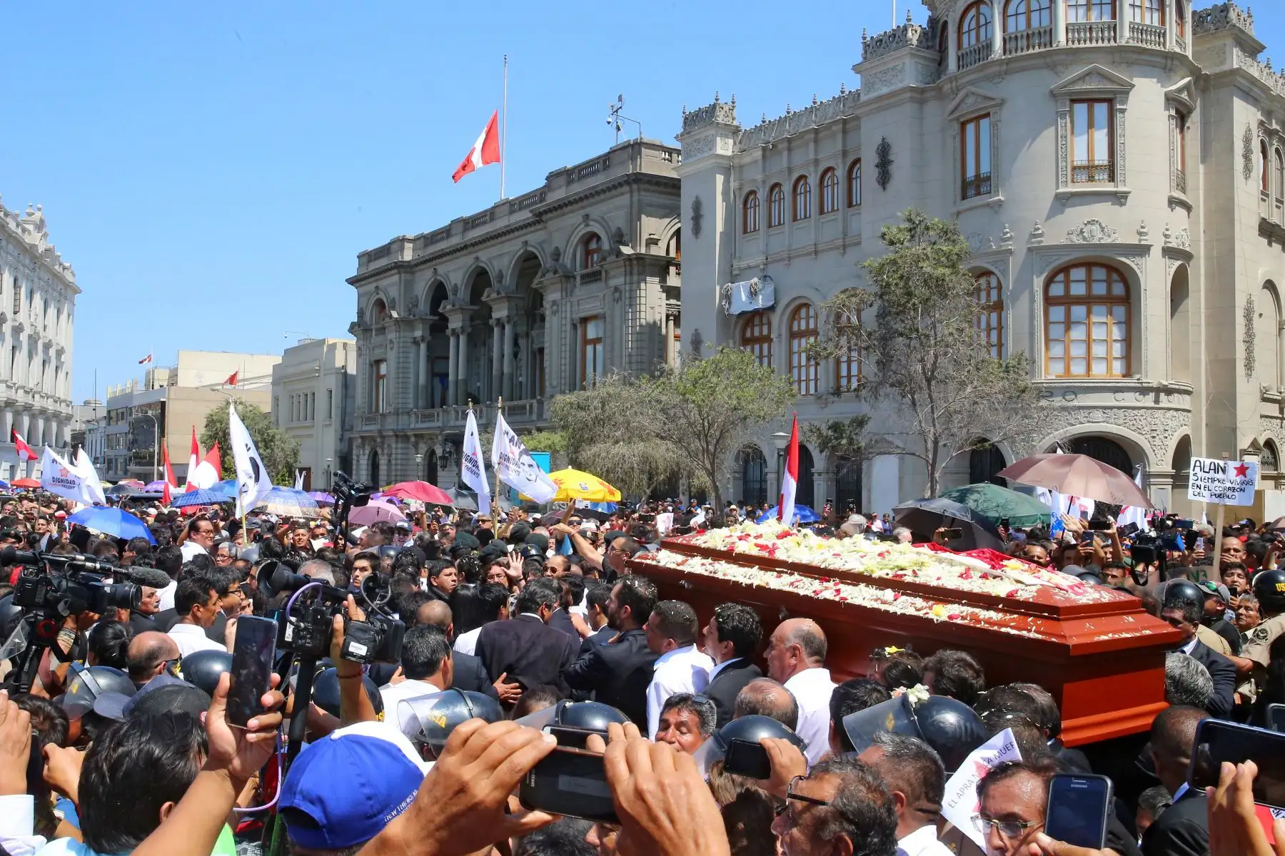 Restos del expresidente Alan García son trasladados al cementerio de Huachipa.

Foto: ANDINA: Vidal Tarqui