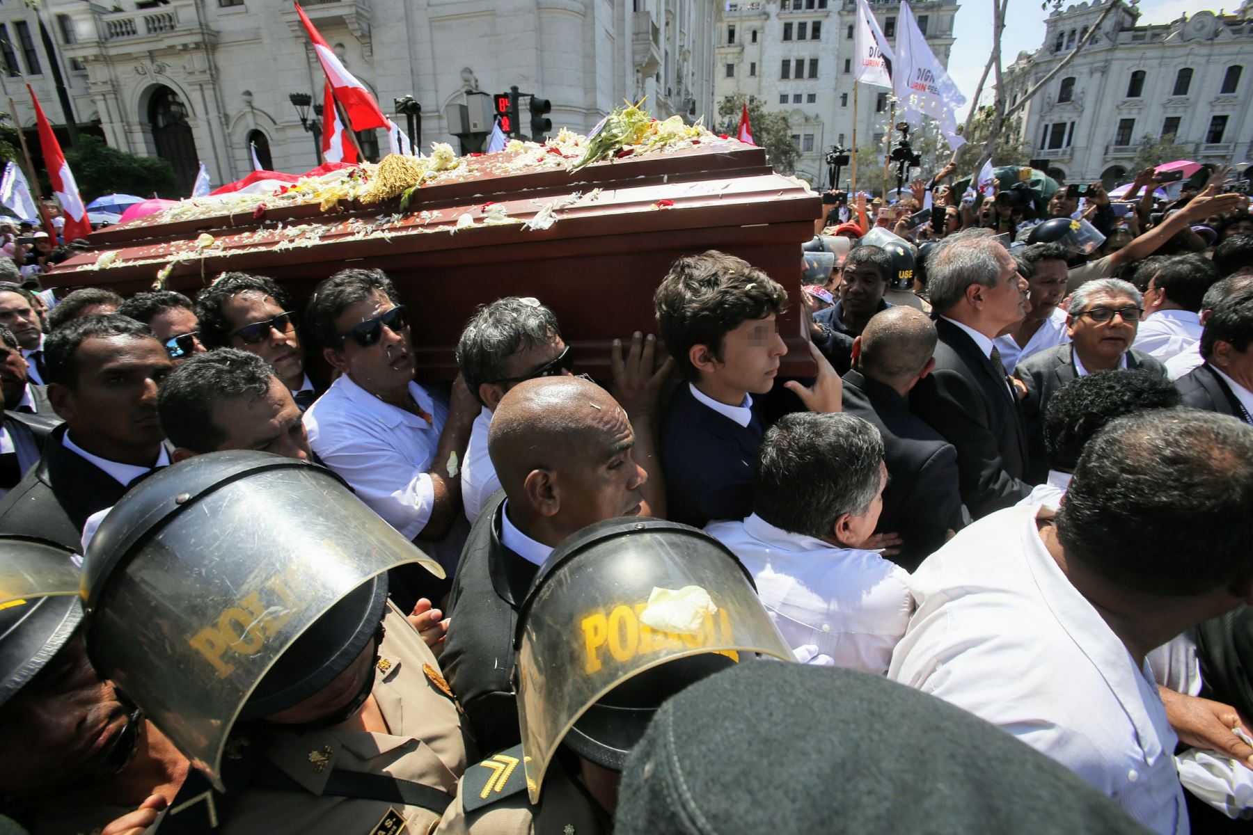 Hijo menor de Alan García participó en cortejo fúnebre en el Cercado de Lima