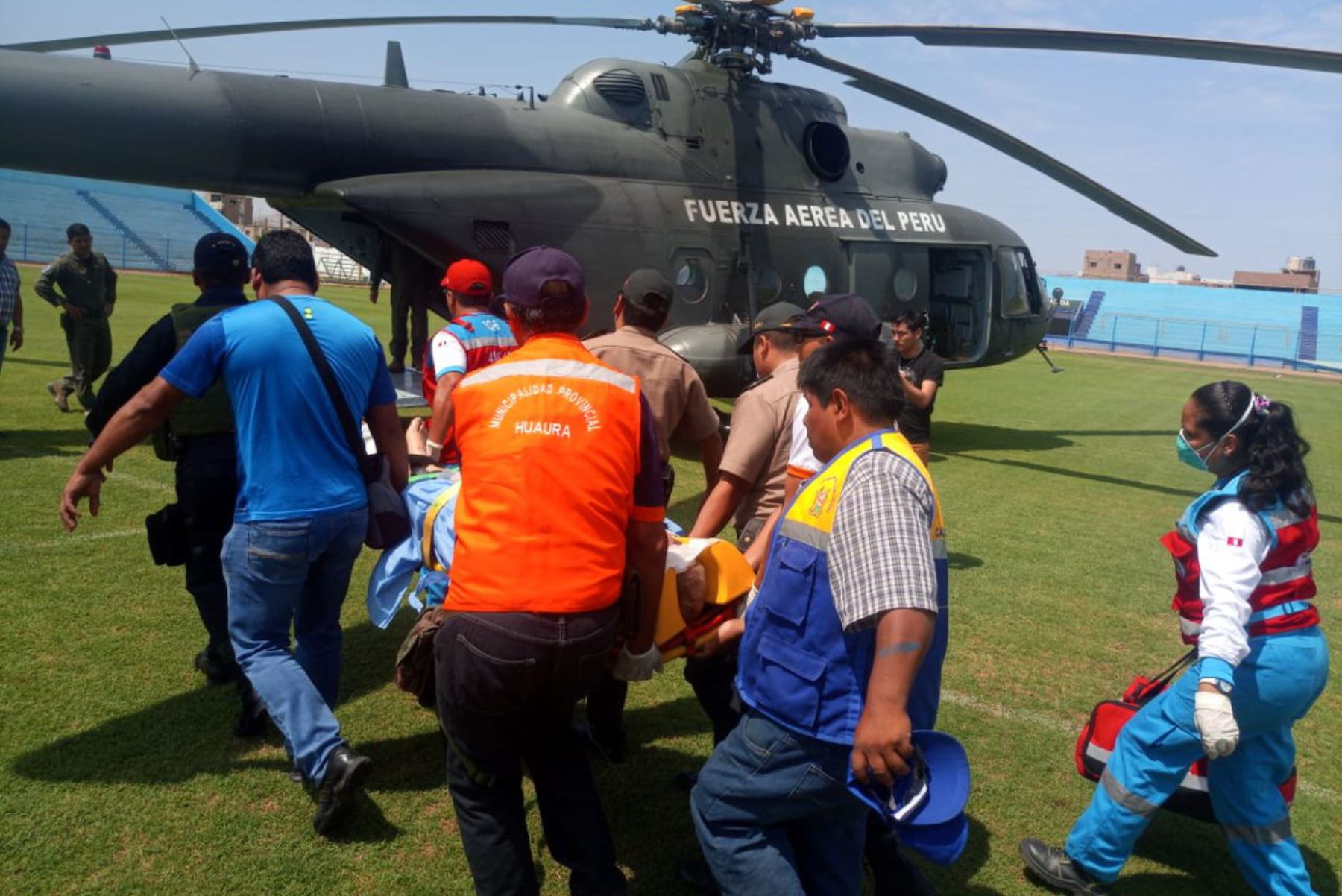 En un helicóptero de la Fuerza Aérea del Perú fueron trasladados hacia Lima el exgobernador regional de Piura, César Trelles Lara, de 89 años de edad, y otros ocho heridos en la colisión del bus interprovincial a la altura del kilómetro 154 de la Panamericana Norte. Foto: Minsa