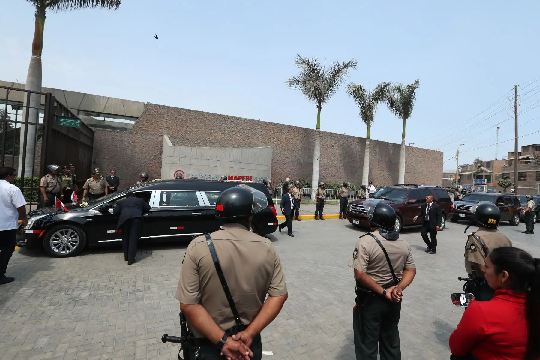Familiares, militantes del Apra y amistades despidieron al expresidente Alan García Pérez minutos antes de la ceremonia de cremación que se lleva a cabo en el camposanto Mapre de Huachipa

Foto: ANDINA/Melina Mejía