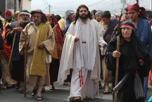 El Vía Crucis de Jesús fue interpretado hoy con total realismo por más de 280 actores en el distrito de Paucarpata, en Arequipa, donde cientos de pobladores locales, así como turistas nacionales y extranjeros se dieron cita para participar de la escenificación de la vida, pasión y crucifixión de Cristo. Foto: Municipalidad Distrital de Paucarpata