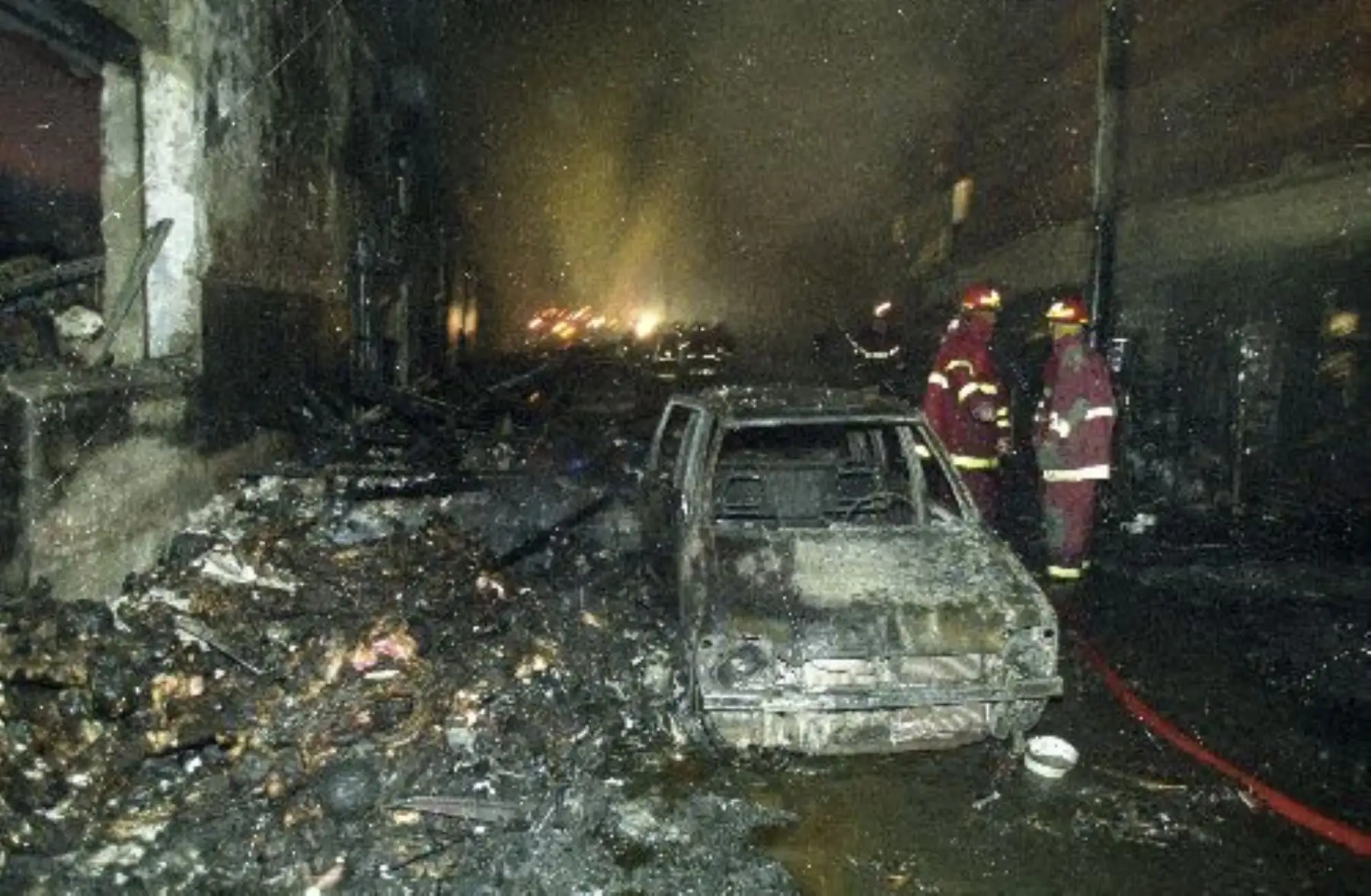 Fotografía de archivo del incendio en Mesa Redonda (29-12-2001). Foto: ANDINA/Archivo.