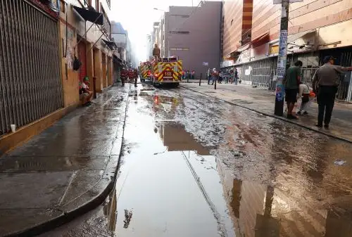 Comerciantes de zonas no afectadas por incendio en Mesa Redonda piden se les permita trabajar. Foto: ANDINA/Norman Córdova
